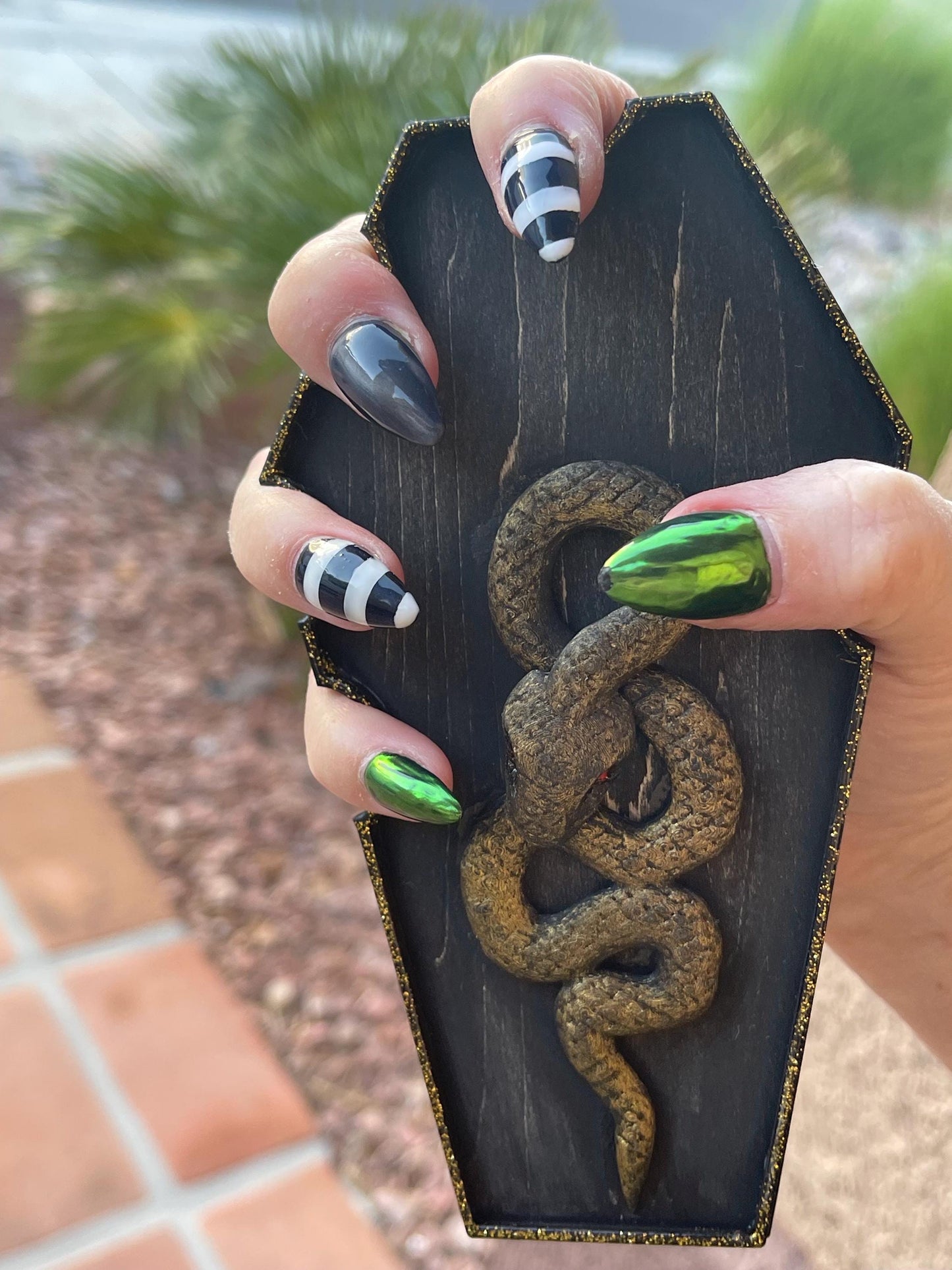 Coffin Nailfie Disk with Snake | Gothic Nail Selfie Prop | Coffin-Shaped Nailfie Board | Dark Aesthetic Nail Photography Accessory