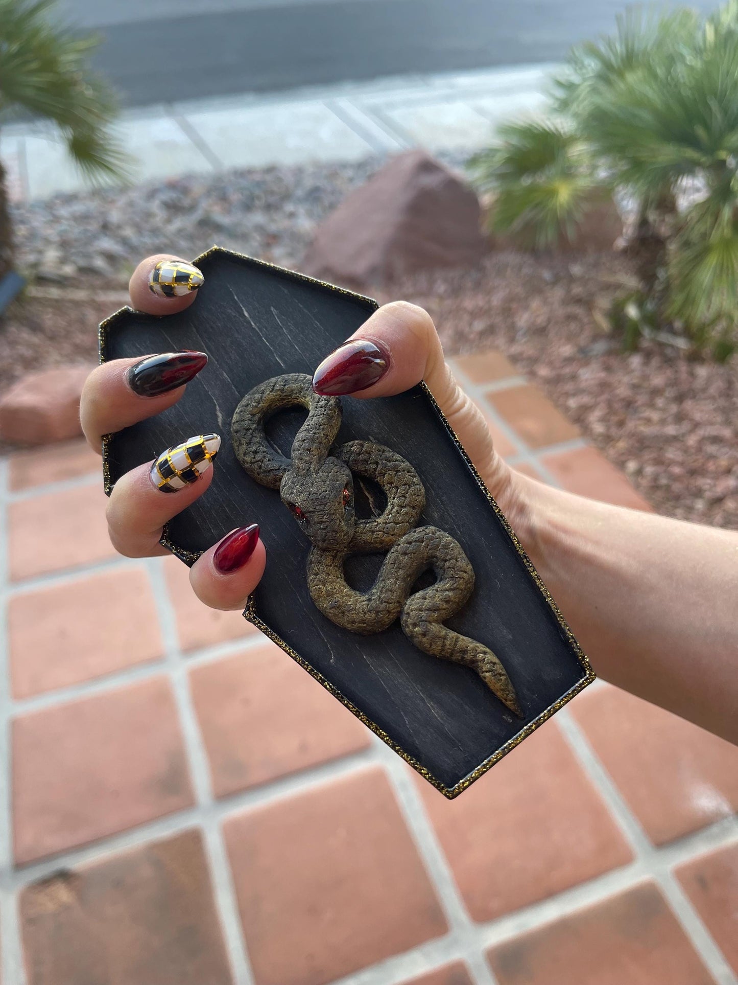 Coffin Nailfie Disk with Snake | Gothic Nail Selfie Prop | Coffin-Shaped Nailfie Board | Dark Aesthetic Nail Photography Accessory