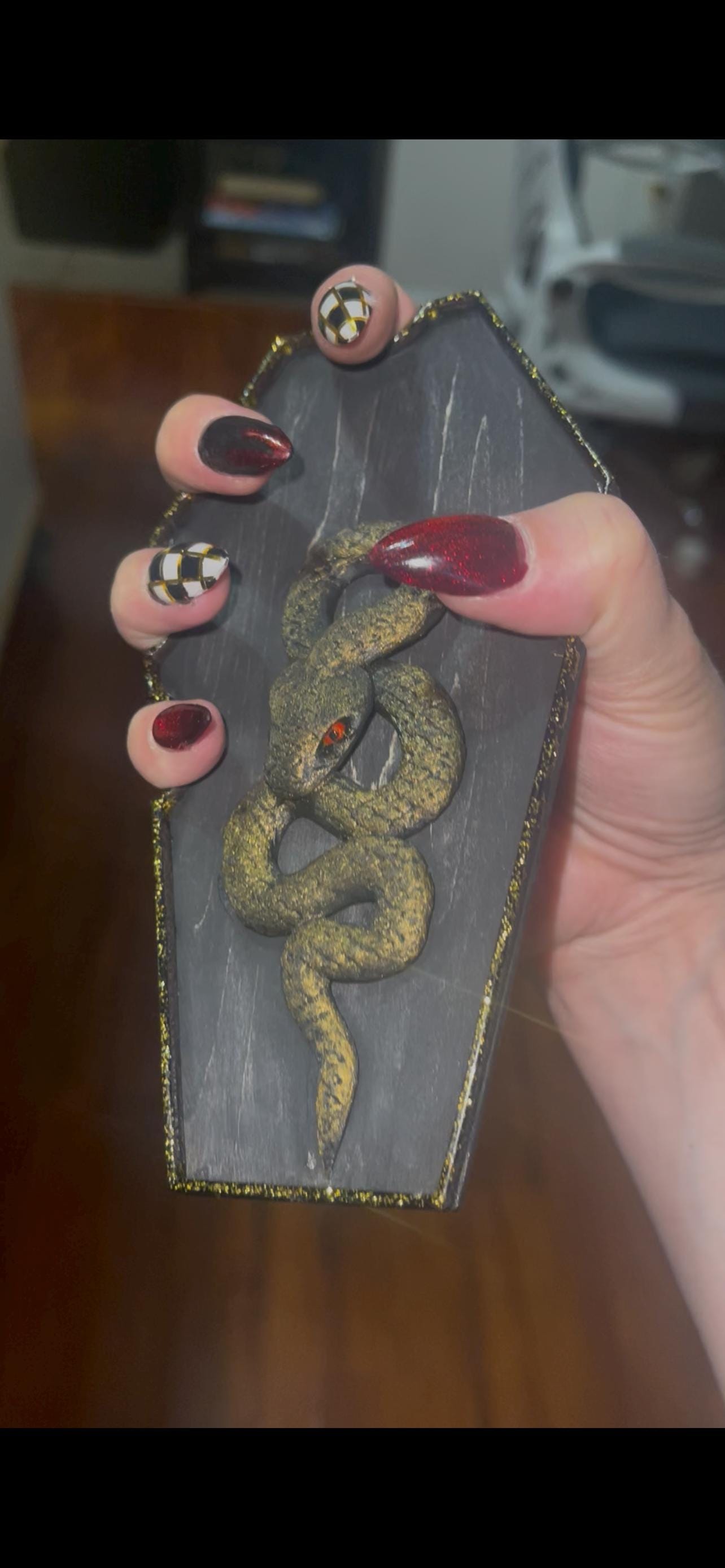 Coffin Nailfie Disk with Snake | Gothic Nail Selfie Prop | Coffin-Shaped Nailfie Board | Dark Aesthetic Nail Photography Accessory