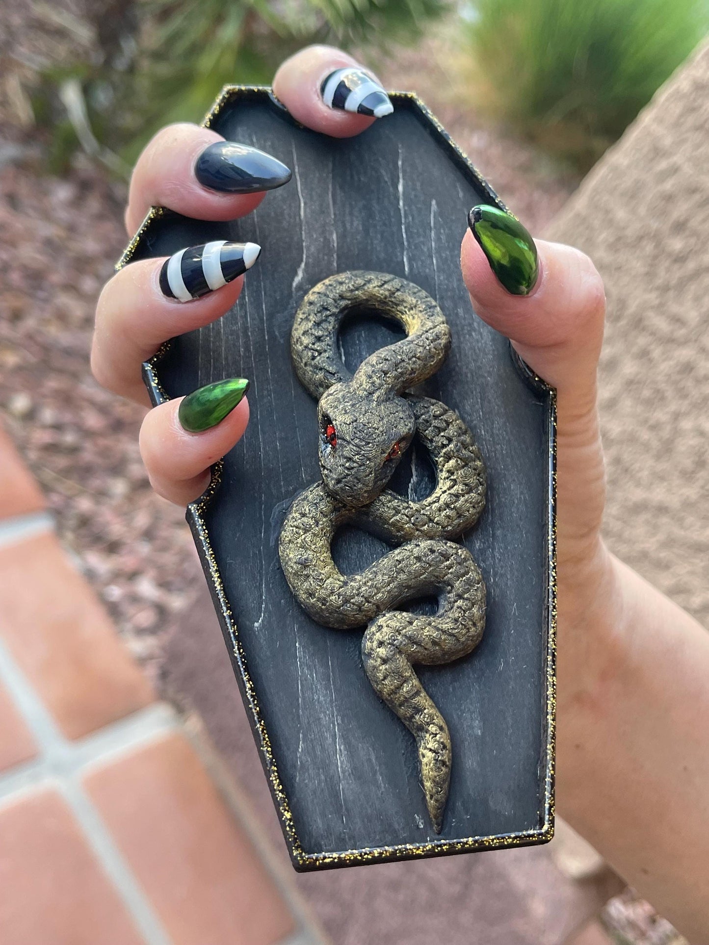 Coffin Nailfie Disk with Snake | Gothic Nail Selfie Prop | Coffin-Shaped Nailfie Board | Dark Aesthetic Nail Photography Accessory