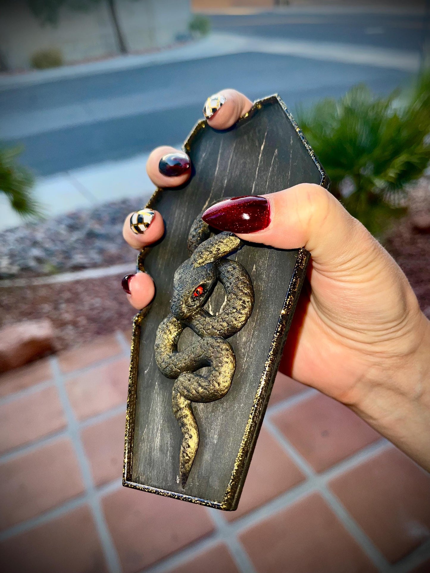 Coffin Nailfie Disk with Snake | Gothic Nail Selfie Prop | Coffin-Shaped Nailfie Board | Dark Aesthetic Nail Photography Accessory