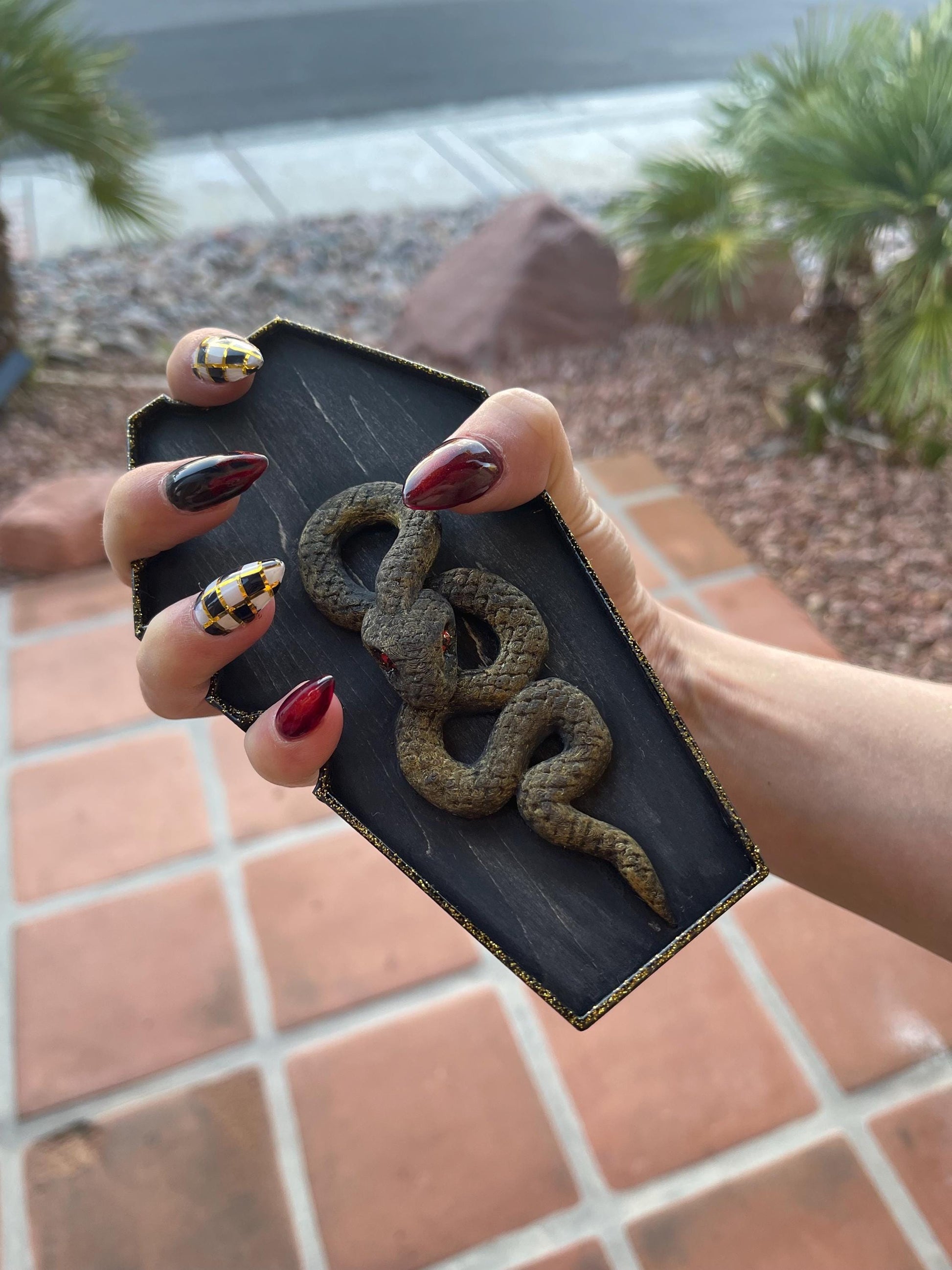 Coffin Nailfie Disk with Snake | Gothic Nail Selfie Prop | Coffin-Shaped Nailfie Board | Dark Aesthetic Nail Photography Accessory