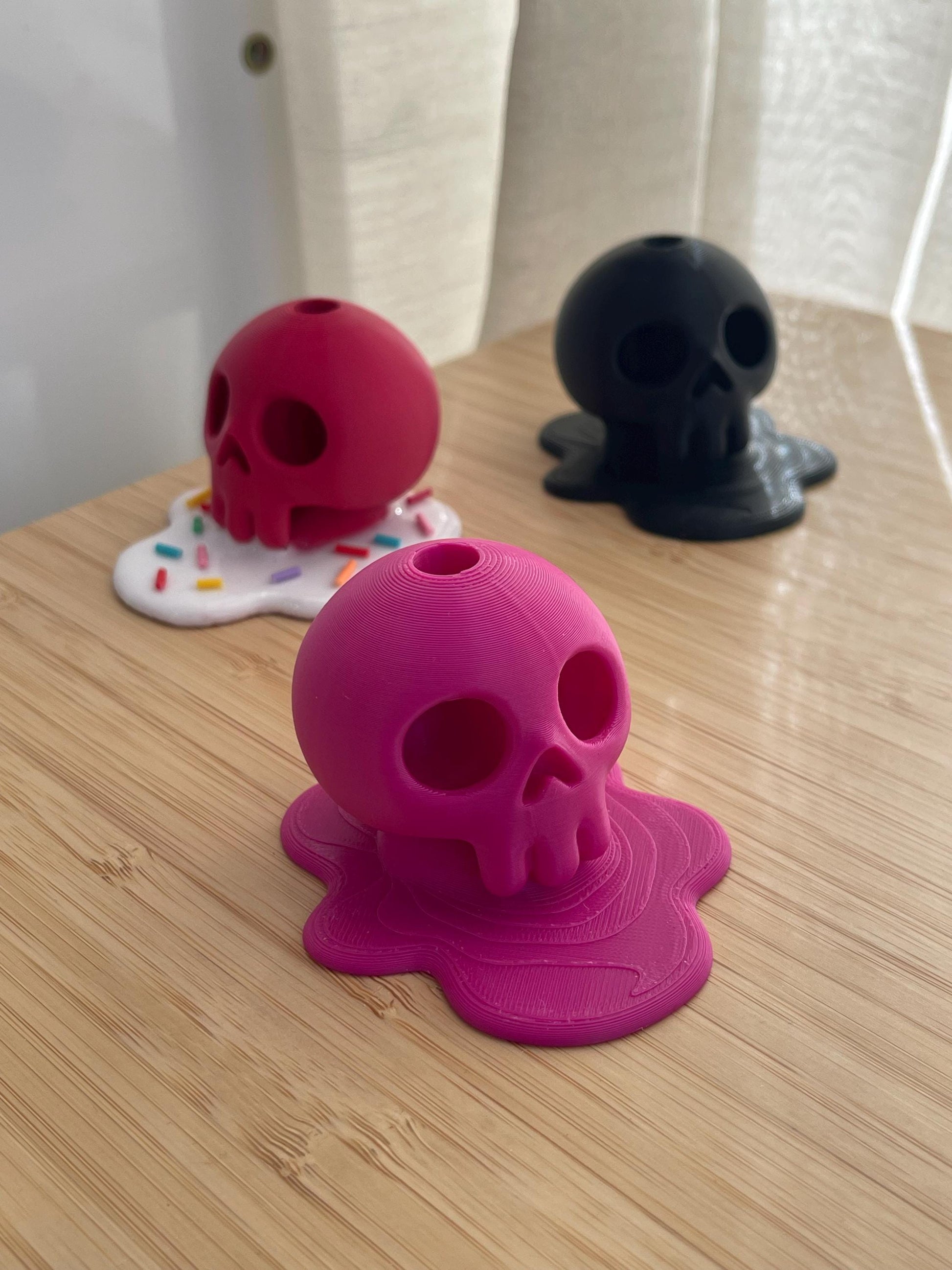 3D Printed Melting Skull Apple Pencil Holder – Goth Desk Decor