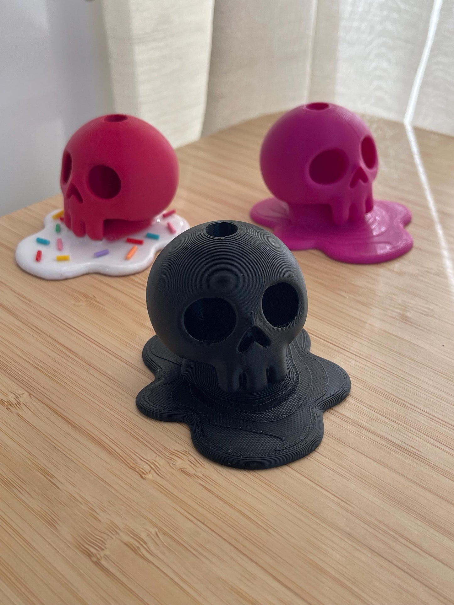 3D Printed Melting Skull Apple Pencil Holder – Goth Desk Decor