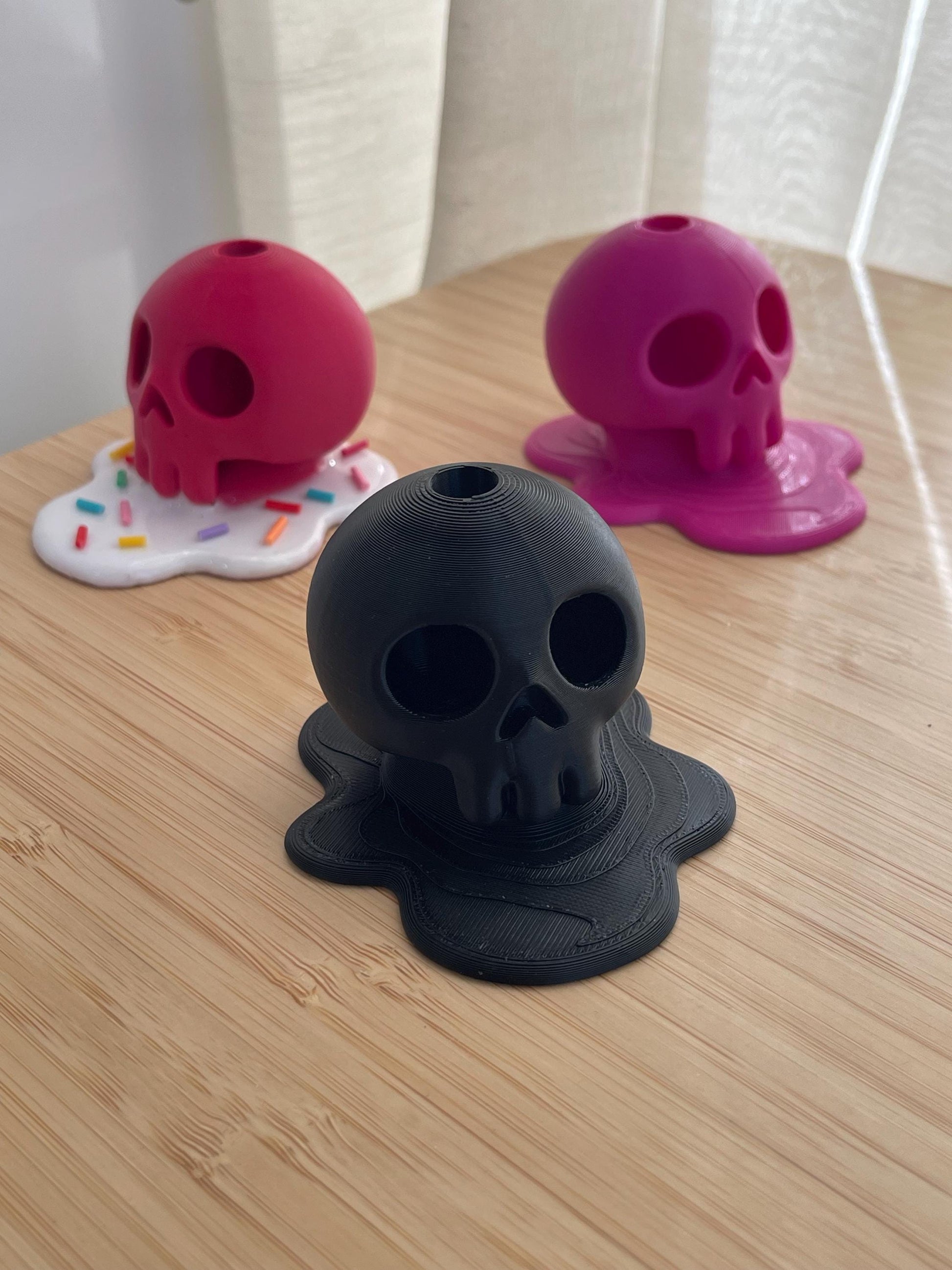 3D Printed Melting Skull Apple Pencil Holder – Goth Desk Decor